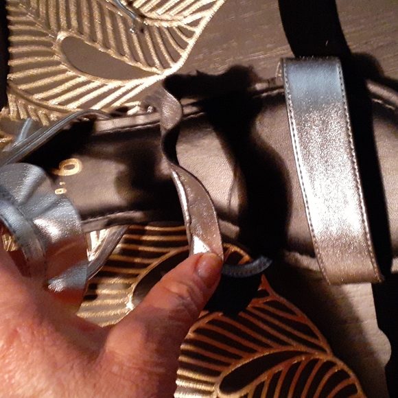 Mix 6 Sandals - Picture 2 of 4